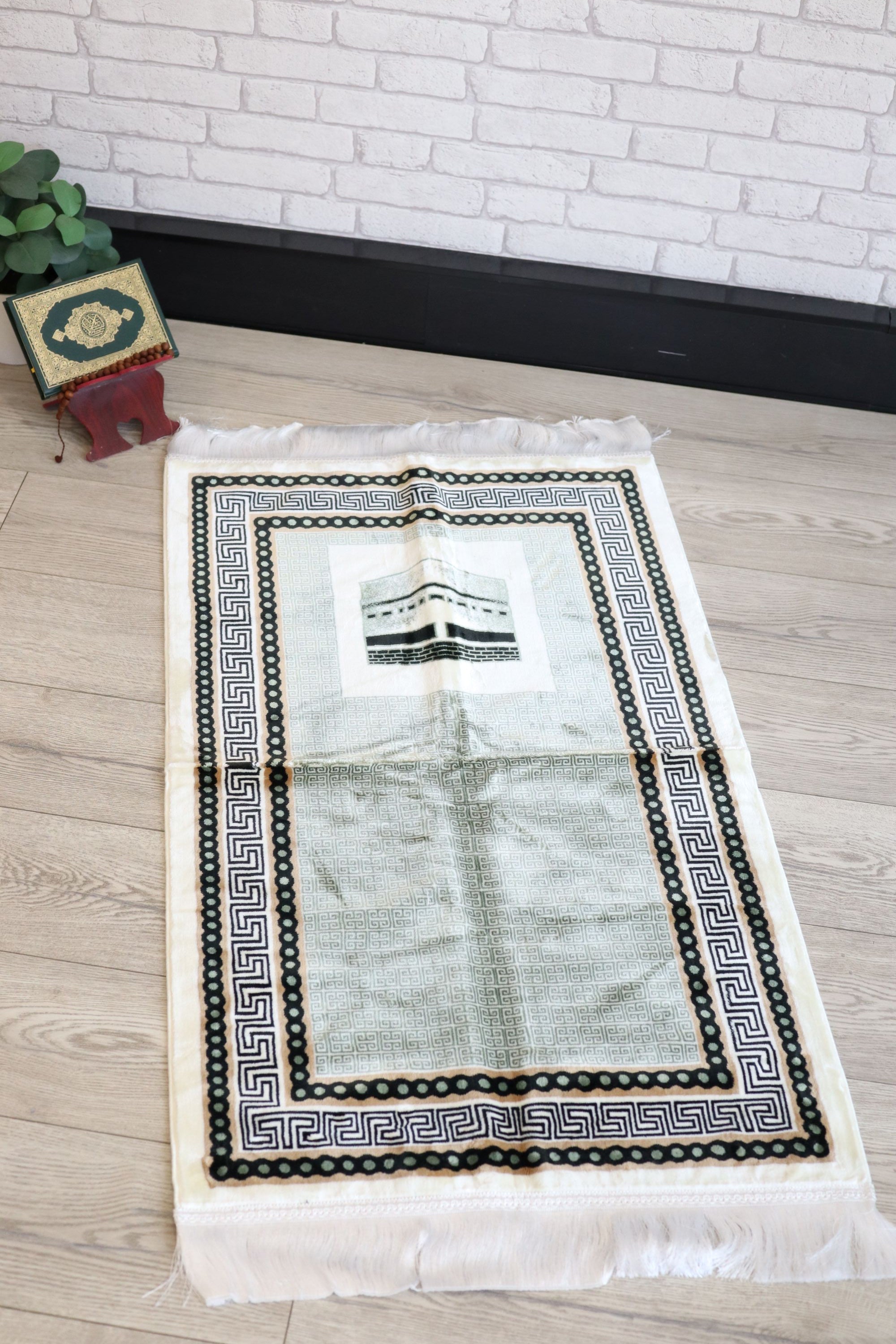 Ultra Plush Prayer Mat with Kaaba Motif (65 X 115cm)