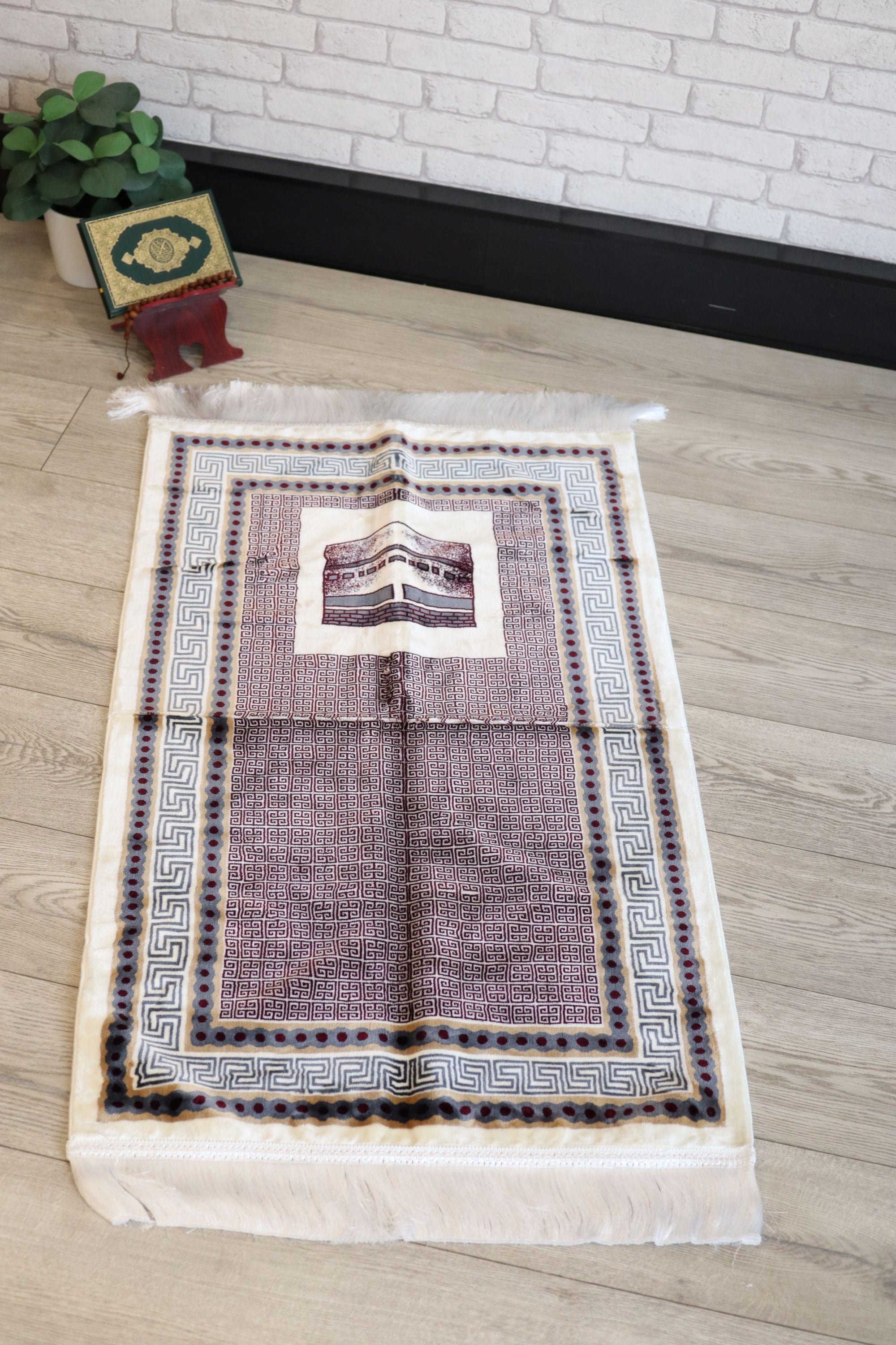 Ultra Plush Prayer Mat with Kaaba Motif (65 X 115cm)